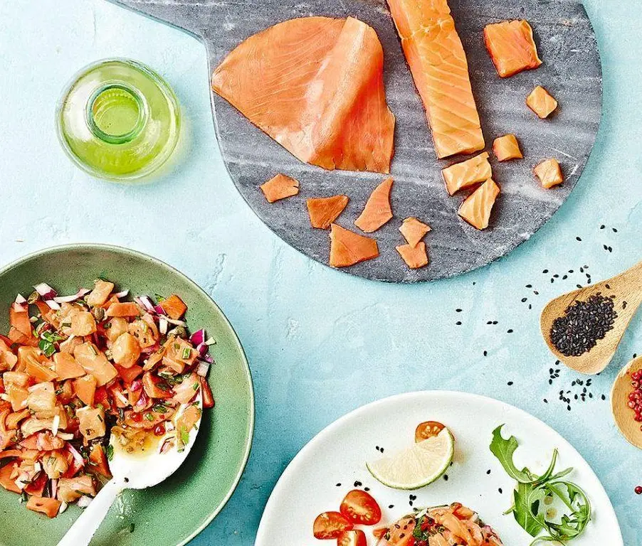 Tartare aux deux saumons avec des agrumes et de la moutarde