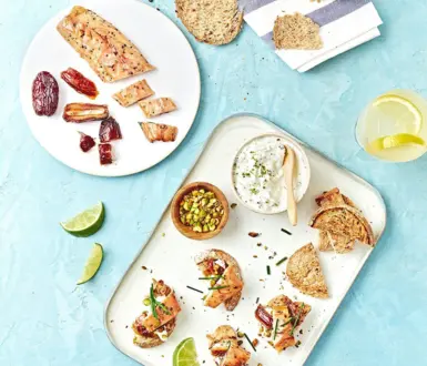 Crostinis de maquereau fumé avec des dattes et pistaches