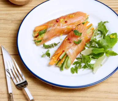 Saumon du Pacifique sauvage en croûte de quinoa, salade de cresson et spaghettis de courgette.