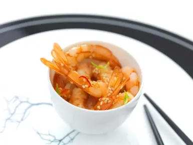 Sardines marinées avec un tartare aux pêches, tomates cerises et avocats.